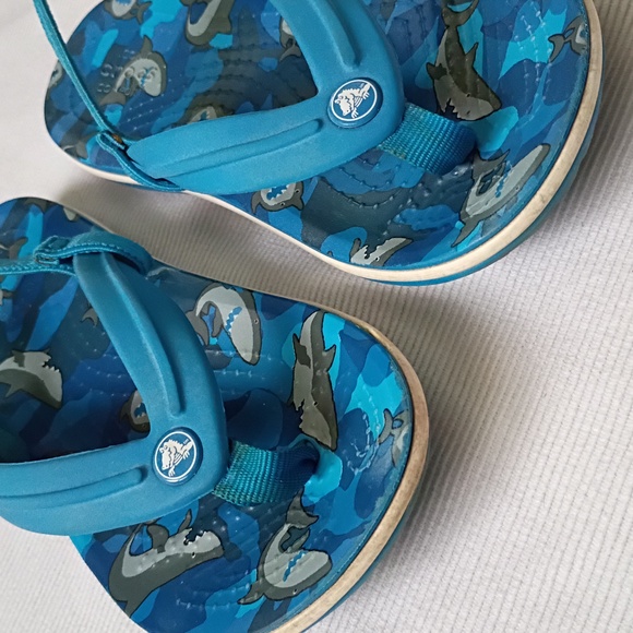 Crocs Kids Shark Sling Back Flip Flops - Picture 2 of 7